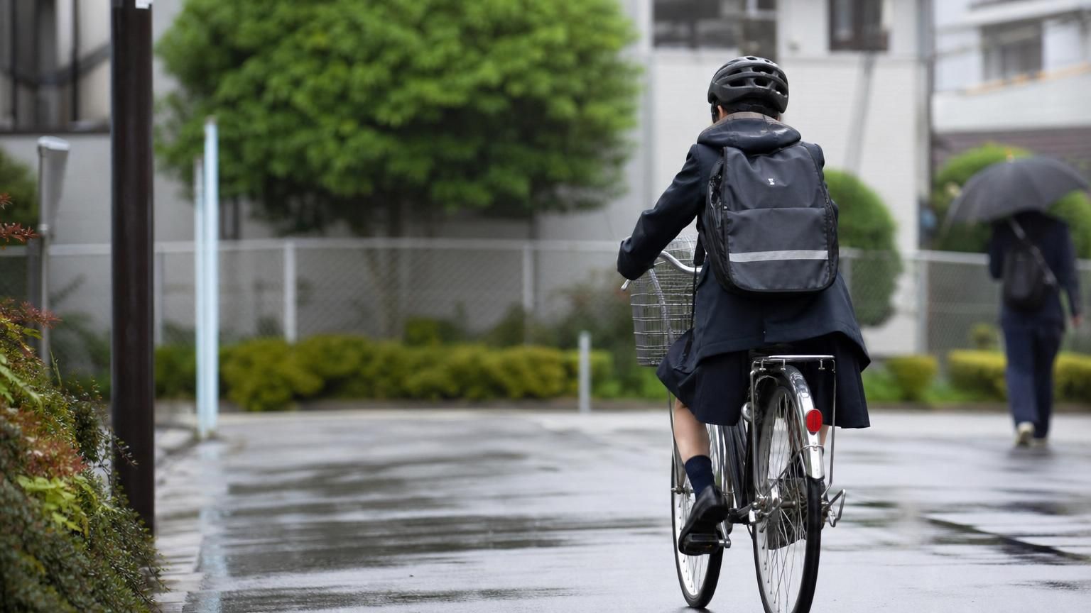 梅雨の自転車通学｜濡れない対策とレイングッズ7選